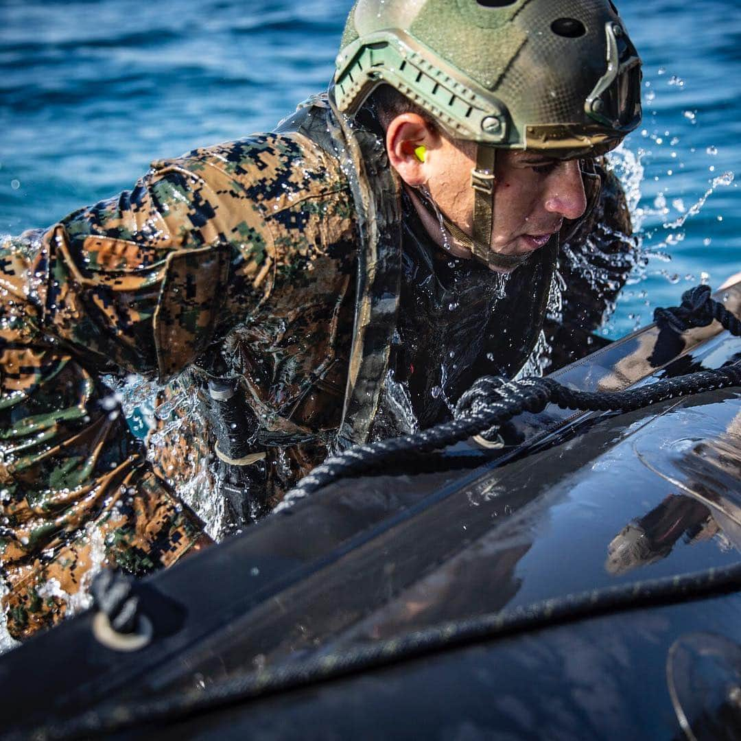 アメリカ海兵隊さんのインスタグラム写真 - (アメリカ海兵隊Instagram)「Water Dog  A Marine with 4th Reconnaissance Company, @4thmardiv, boards a Combat Rubber Raiding Craft after taking part in a helo-casting drill at Del Mar Beach, @mcb_camp_pendleton, California. (U.S. Marine Corps photo by Cpl. Dylan Chagnon)  #USMC #Marines #MarineLife #Marine #MarineCorps #Helocasting #Pendleton #Cali #Military #Training #Rah #Yut #SemperFi」5月5日 8時55分 - marines