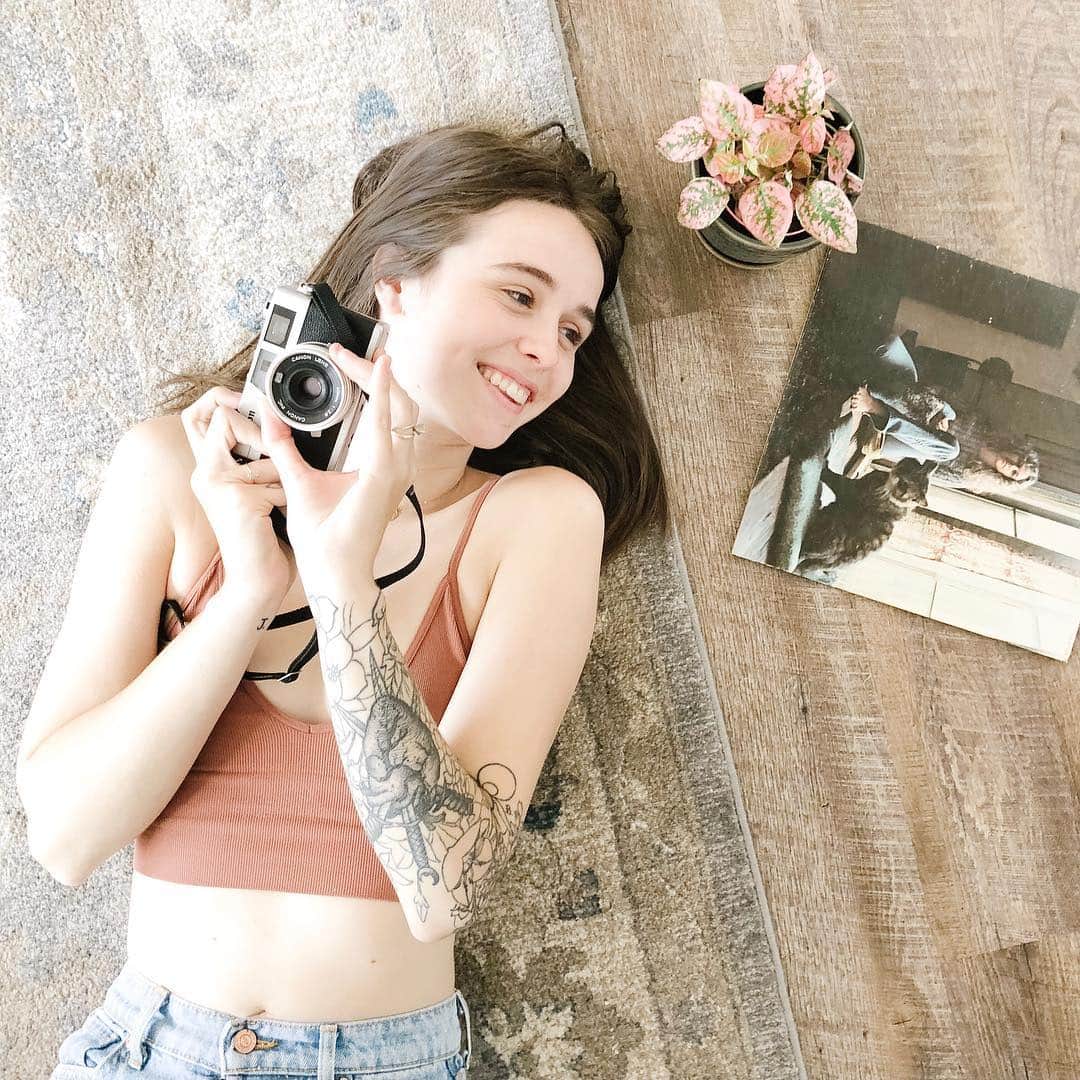Acacia Brinleyさんのインスタグラム写真 - (Acacia BrinleyInstagram)「Saturday’s are for thrifting & plant shopping. I stumbled upon this Carole King album and now I truly do feel like a natural woman. You best believe I’m gonna put this song on & dance in my under garments. ✨」5月5日 8時55分 - acaciakersey