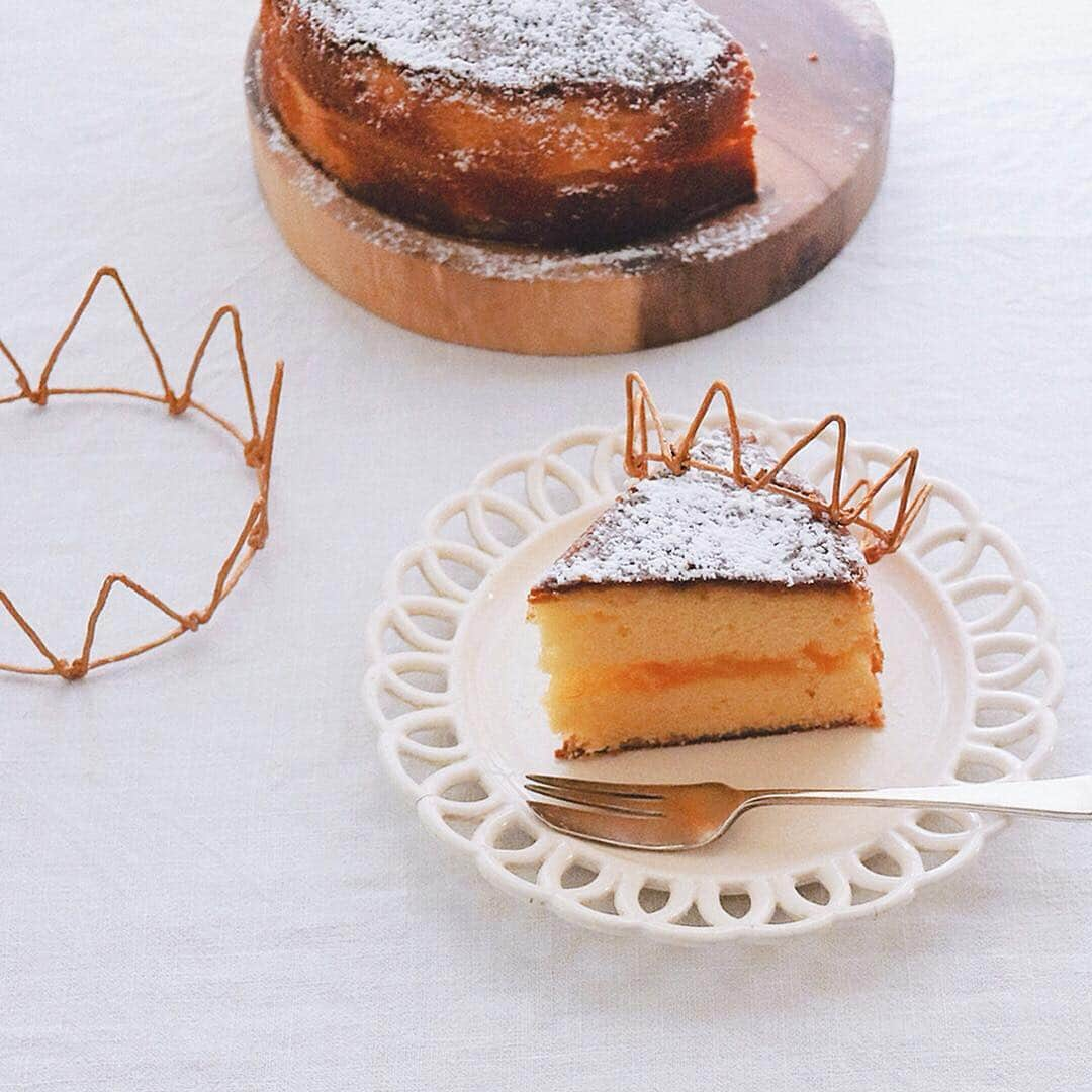 樋口正樹さんのインスタグラム写真 - (樋口正樹Instagram)「Victoria sandwich . ビクトリアサンドイッチ、 令和＆子供の日のお祝い。 自家製マーマレード挟み、 針金で作った王冠のせて 気持ちだけ皇室の味わい。 . . #バビブベボナさん #ビクトリアサンドイッチ #ビクトリアスポンジケーキ #ヴィクトリアケーキ #猫とおやつ #おやつとボナさん #樋口ボナ#bonahiguchi #victoriasandwichcake #victoriasandwich #thebakefeed」5月5日 8時56分 - higuccini