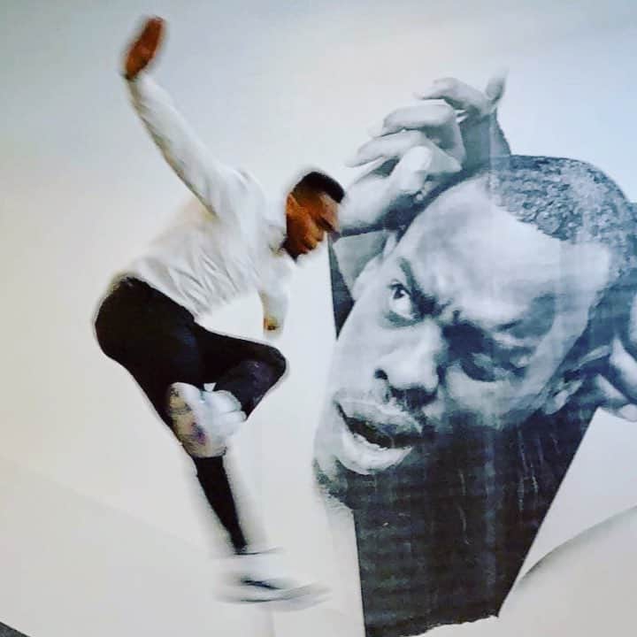 Lil Buckのインスタグラム：「Thank you to all that went out to see @lilbuck.realswan at @tribeca film festival. It was an amazing night as well as a historic one for the culture of Memphis Tennessee, @memphisjookin and for Myself. Huge thanks to all of the Jookers & Gangsta Walkers of Memphis Tennessee 🙏🏾 This could have never happened without you. And thank you @jr for this video and the huge Lil Buck pasting 🙏🏾❤️😁 song by @moby #Flower #MemphisJookin #LilbuckRealSwan #JRartist #LoveHealsAllWounds #tribecafilmfestival2019」