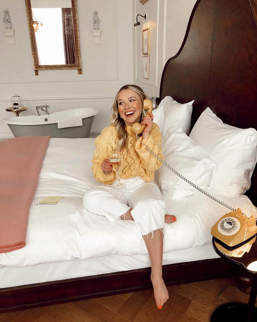 トーリ・ウェブスターのインスタグラム：「Category is... necessary realness. 🍌💛☎️」