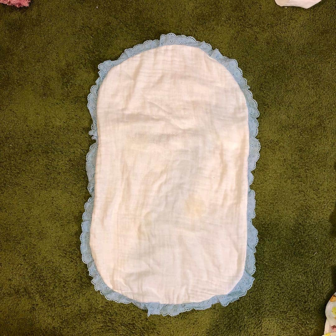 凰津りささんのインスタグラム写真 - (凰津りさInstagram)「妊娠中🤰の楽しみのお裁縫🧵 . . ①長肌着 ②短肌着 ③ロンパース ④ベビー帽子とミトン ⑤トッポンチーノ ⑥ガーゼのハンカチ ⑦スタイ などなど、、、 ツーウェイオールも作ったけど、なかなか難しかった💦 . 赤ちゃんサイズってミシン出来るところと出来ないところあるから手縫いの部分が多くてなかなか大変でした💦 . バイアステープも最初は手芸屋さんで買ってたけど高いから後半は余った布でバイアステープを作るとゆー節約術！！ . スタイも余った布で作ったからロンパースと同じ柄になるってゆー🤣 全身サボテン柄🌵で申し訳ない。。。🙏 利直や、許しておくれ。。。 . . トッポンチーノは中のお布団の綿入れから作ったのん。 カバーも青色レースとピンクレース2枚。 . またまた余ったガーゼで沐浴ガーゼだの、ガーゼのハンカチだのサイズバラバラのものが沢山（笑） . .  ロックミシンが欲し〜ぃ💦 . #下手くそなのはご愛嬌  #ベビー用品  #愛情だけはある #水通しする前に撮れば良かった #お裁縫 #肩コリ . . ベビー帽、嫌がって被ってくれへん👶 ミトン🧤もね。。。 . . くぅ〜っっ💦 まだ作ったのあるので載せる！！」5月5日 9時11分 - outsu.risa95