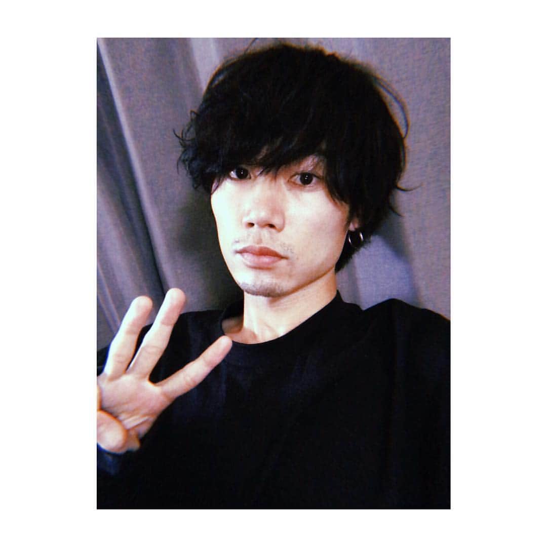 花沢将人のインスタグラム：「昨日5月4日に三十路になりました。まだまだ人に生かされてる気がします。それは応援してくれてるファンの皆様です。皆がほんと大好きです。もっと愛と感謝を返していきたい、そんな日々です。愛のある人間になります。30代気持ちはまだなーんも変わらない。変わってるけど変わらない。まあ、より自然体に丁寧に歩んでいけたらなと。てことで？普段載せない寝起きの自撮りで✌🏽たくさんのお祝いメッセージとかありがとう😊コメント読むよ〜みんな待ってる。笑」