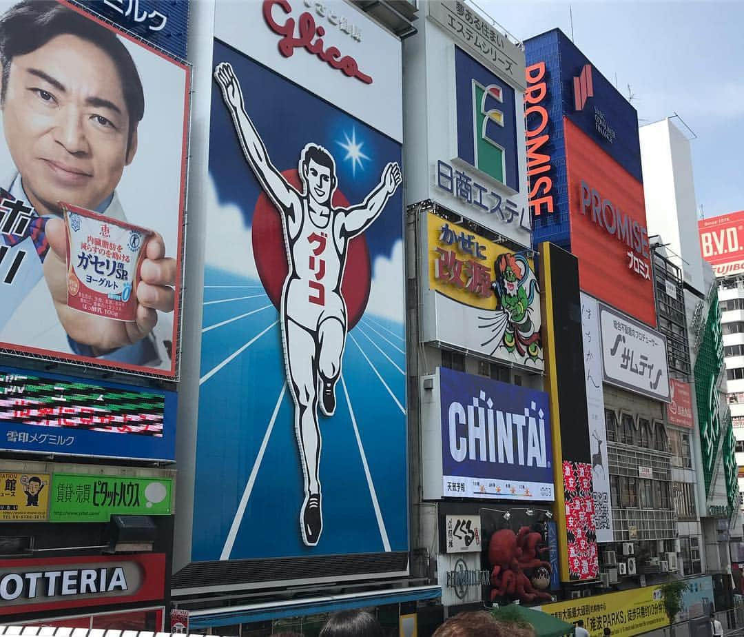 平田亮介さんのインスタグラム写真 - (平田亮介Instagram)「今シーズンの試合が終わりました！ロディ、ジェイソン、川崎さんありがとう👍 来シーズンもFC東京の応援よろしくお願いします🤲 #FC東京バレーボールチーム #黒鷲旗 #ロディ #入団して10日でガチギレされた(100%俺が悪い笑) #ジェイソン #スニーカーヘッズ #いい思い出や〜  2人とも最高でした‼︎ Grazie!」5月5日 9時20分 - ryosukehirata