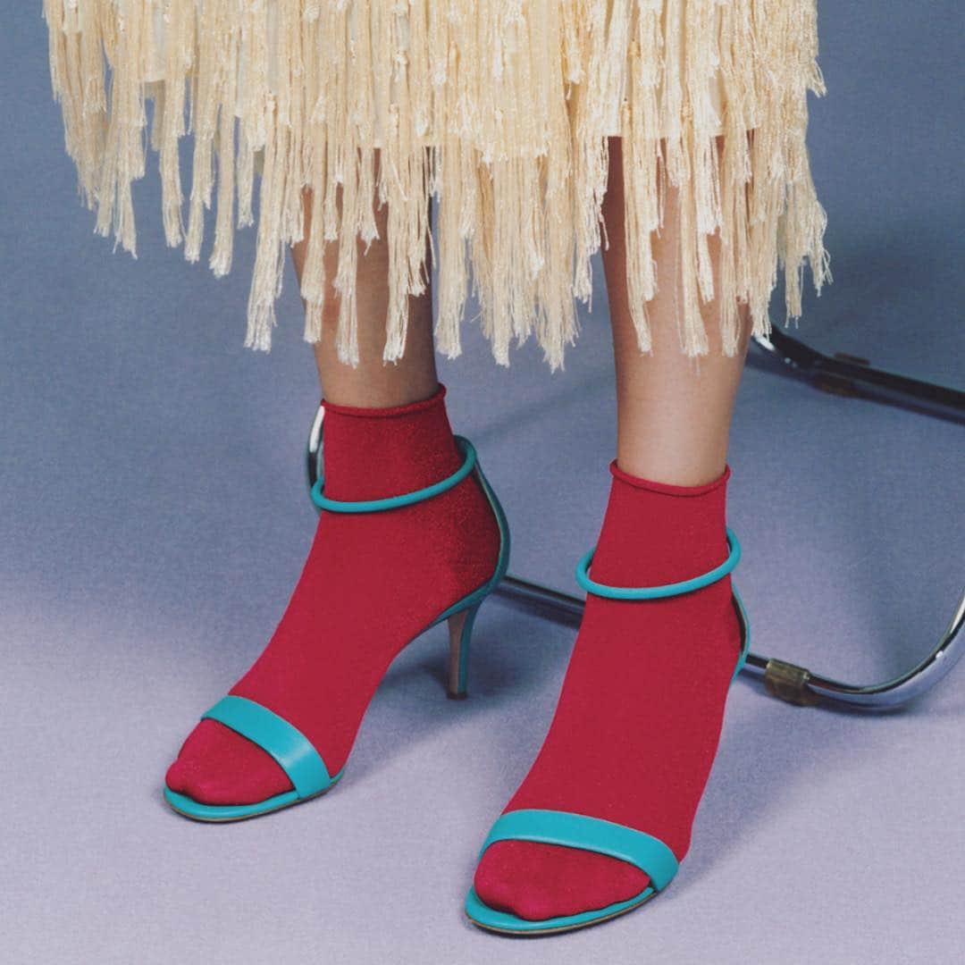のインスタグラム：「グリッターのソックスが最近好きな私🧦💕きめ細かく上品なきらめきが…出かける前のシチュエーションにぴったりワクワク！赤や紫、グリーンなどをさし色としての威力を発揮するの…したいなぁ💚💜」