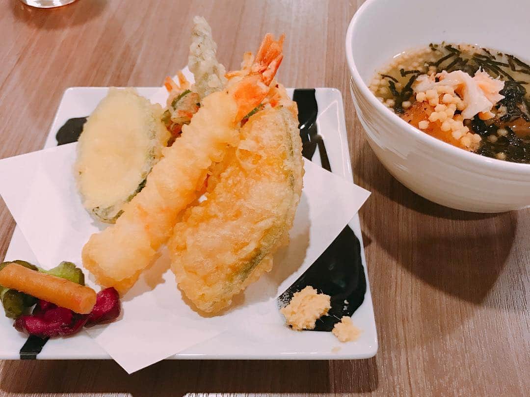haruさんのインスタグラム写真 - (haruInstagram)「2019 05 05 日曜日  GWも最終 * のんびり過ごしてた息子も 休み中19歳の誕生日 * 都内に散策しながらランチとリクエスト だったけど… 高速事故渋滞😫で 急遽 新横浜へ * キャンセルが出たとの事で #princehotel #ケッヘル さんで #ビュッフェランチ  先月の私の誕生日もケッヘルさんで ランチだったから 息子を誘導☺️ ローストビーフ🌟何度お代わりしたか！😆 オレンジ🍊シャーベット🧡もお代わり😆 *･゜ﾟ･*:.｡..｡.:*･'(*ﾟ▽ﾟ*)'･*:.｡. .｡.:*･゜ﾟ･* お誕生日おめでとう♪ 楽しい人生になるよう今がんばろう！ 応援してるよ * * #令和の誕生日#誕生日🎂 #新横浜#プリンスホテル #ビュフェ#スイーツ#スイーツビュッフェ #和洋中 #ランチ#食べる事に必死#感謝#野菜たっぷり#大混雑#大人ランチ#デザート#別腹#贅沢ビュフェ#ライブキッチン#五感で愉しむ #ローストビーフ #buffet#buffetdining #shinyokohama #kochel #sweets #lunch#japan」5月5日 9時17分 - shoco132102