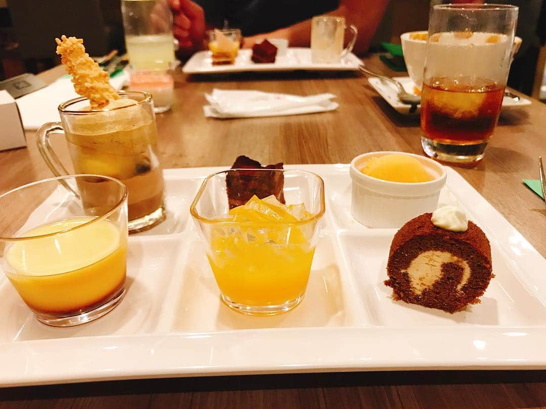 haruさんのインスタグラム写真 - (haruInstagram)「2019 05 05 日曜日  GWも最終 * のんびり過ごしてた息子も 休み中19歳の誕生日 * 都内に散策しながらランチとリクエスト だったけど… 高速事故渋滞😫で 急遽 新横浜へ * キャンセルが出たとの事で #princehotel #ケッヘル さんで #ビュッフェランチ  先月の私の誕生日もケッヘルさんで ランチだったから 息子を誘導☺️ ローストビーフ🌟何度お代わりしたか！😆 オレンジ🍊シャーベット🧡もお代わり😆 *･゜ﾟ･*:.｡..｡.:*･'(*ﾟ▽ﾟ*)'･*:.｡. .｡.:*･゜ﾟ･* お誕生日おめでとう♪ 楽しい人生になるよう今がんばろう！ 応援してるよ * * #令和の誕生日#誕生日🎂 #新横浜#プリンスホテル #ビュフェ#スイーツ#スイーツビュッフェ #和洋中 #ランチ#食べる事に必死#感謝#野菜たっぷり#大混雑#大人ランチ#デザート#別腹#贅沢ビュフェ#ライブキッチン#五感で愉しむ #ローストビーフ #buffet#buffetdining #shinyokohama #kochel #sweets #lunch#japan」5月5日 9時17分 - shoco132102