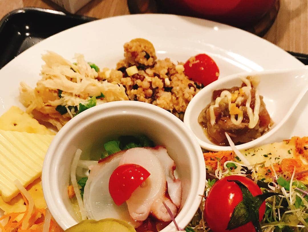 haruさんのインスタグラム写真 - (haruInstagram)「2019 05 05 日曜日  GWも最終 * のんびり過ごしてた息子も 休み中19歳の誕生日 * 都内に散策しながらランチとリクエスト だったけど… 高速事故渋滞😫で 急遽 新横浜へ * キャンセルが出たとの事で #princehotel #ケッヘル さんで #ビュッフェランチ  先月の私の誕生日もケッヘルさんで ランチだったから 息子を誘導☺️ ローストビーフ🌟何度お代わりしたか！😆 オレンジ🍊シャーベット🧡もお代わり😆 *･゜ﾟ･*:.｡..｡.:*･'(*ﾟ▽ﾟ*)'･*:.｡. .｡.:*･゜ﾟ･* お誕生日おめでとう♪ 楽しい人生になるよう今がんばろう！ 応援してるよ * * #令和の誕生日#誕生日🎂 #新横浜#プリンスホテル #ビュフェ#スイーツ#スイーツビュッフェ #和洋中 #ランチ#食べる事に必死#感謝#野菜たっぷり#大混雑#大人ランチ#デザート#別腹#贅沢ビュフェ#ライブキッチン#五感で愉しむ #ローストビーフ #buffet#buffetdining #shinyokohama #kochel #sweets #lunch#japan」5月5日 9時17分 - shoco132102