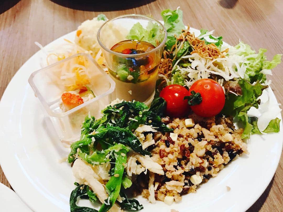 haruさんのインスタグラム写真 - (haruInstagram)「2019 05 05 日曜日  GWも最終 * のんびり過ごしてた息子も 休み中19歳の誕生日 * 都内に散策しながらランチとリクエスト だったけど… 高速事故渋滞😫で 急遽 新横浜へ * キャンセルが出たとの事で #princehotel #ケッヘル さんで #ビュッフェランチ  先月の私の誕生日もケッヘルさんで ランチだったから 息子を誘導☺️ ローストビーフ🌟何度お代わりしたか！😆 オレンジ🍊シャーベット🧡もお代わり😆 *･゜ﾟ･*:.｡..｡.:*･'(*ﾟ▽ﾟ*)'･*:.｡. .｡.:*･゜ﾟ･* お誕生日おめでとう♪ 楽しい人生になるよう今がんばろう！ 応援してるよ * * #令和の誕生日#誕生日🎂 #新横浜#プリンスホテル #ビュフェ#スイーツ#スイーツビュッフェ #和洋中 #ランチ#食べる事に必死#感謝#野菜たっぷり#大混雑#大人ランチ#デザート#別腹#贅沢ビュフェ#ライブキッチン#五感で愉しむ #ローストビーフ #buffet#buffetdining #shinyokohama #kochel #sweets #lunch#japan」5月5日 9時17分 - shoco132102