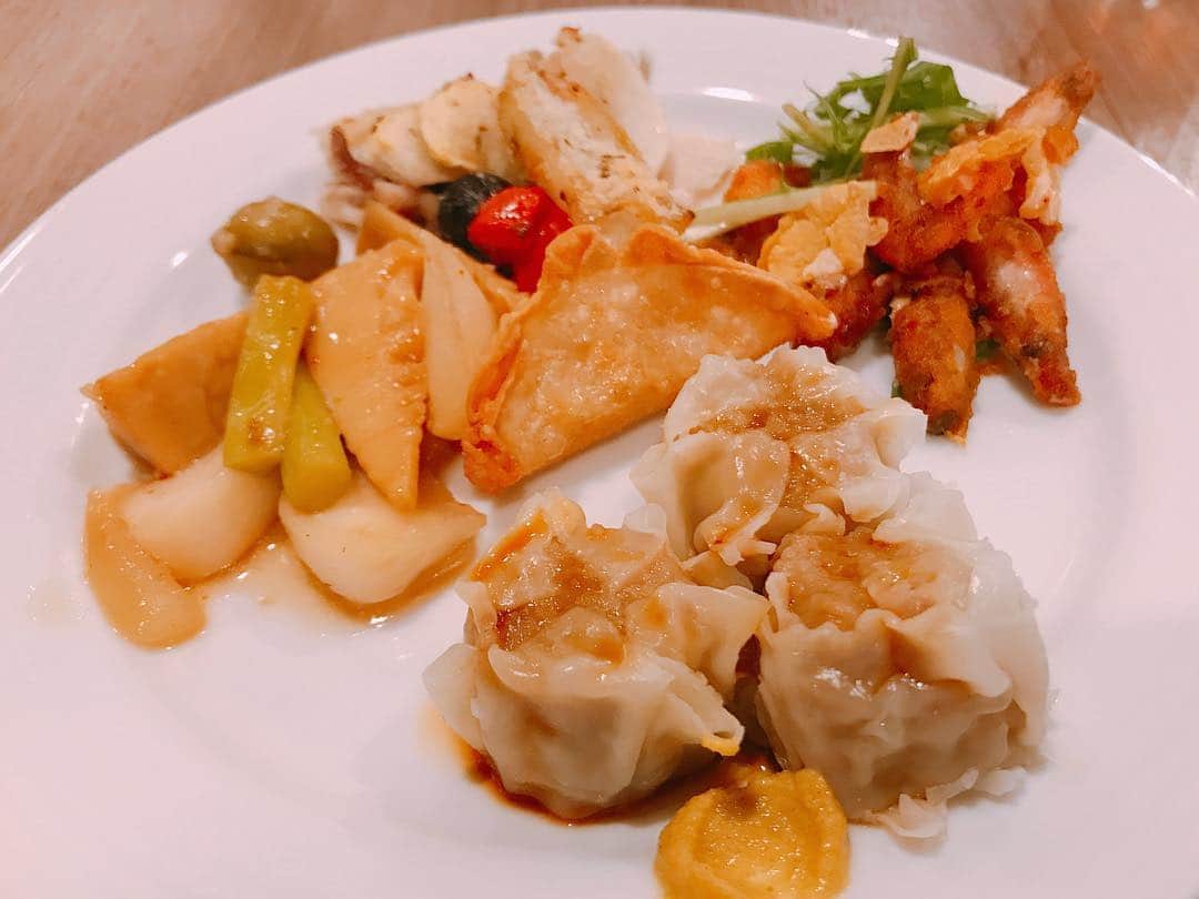 haruさんのインスタグラム写真 - (haruInstagram)「2019 05 05 日曜日  GWも最終 * のんびり過ごしてた息子も 休み中19歳の誕生日 * 都内に散策しながらランチとリクエスト だったけど… 高速事故渋滞😫で 急遽 新横浜へ * キャンセルが出たとの事で #princehotel #ケッヘル さんで #ビュッフェランチ  先月の私の誕生日もケッヘルさんで ランチだったから 息子を誘導☺️ ローストビーフ🌟何度お代わりしたか！😆 オレンジ🍊シャーベット🧡もお代わり😆 *･゜ﾟ･*:.｡..｡.:*･'(*ﾟ▽ﾟ*)'･*:.｡. .｡.:*･゜ﾟ･* お誕生日おめでとう♪ 楽しい人生になるよう今がんばろう！ 応援してるよ * * #令和の誕生日#誕生日🎂 #新横浜#プリンスホテル #ビュフェ#スイーツ#スイーツビュッフェ #和洋中 #ランチ#食べる事に必死#感謝#野菜たっぷり#大混雑#大人ランチ#デザート#別腹#贅沢ビュフェ#ライブキッチン#五感で愉しむ #ローストビーフ #buffet#buffetdining #shinyokohama #kochel #sweets #lunch#japan」5月5日 9時17分 - shoco132102