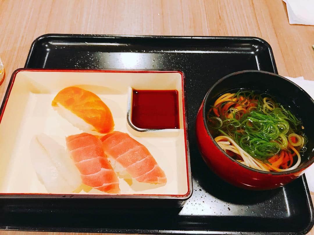 haruさんのインスタグラム写真 - (haruInstagram)「2019 05 05 日曜日  GWも最終 * のんびり過ごしてた息子も 休み中19歳の誕生日 * 都内に散策しながらランチとリクエスト だったけど… 高速事故渋滞😫で 急遽 新横浜へ * キャンセルが出たとの事で #princehotel #ケッヘル さんで #ビュッフェランチ  先月の私の誕生日もケッヘルさんで ランチだったから 息子を誘導☺️ ローストビーフ🌟何度お代わりしたか！😆 オレンジ🍊シャーベット🧡もお代わり😆 *･゜ﾟ･*:.｡..｡.:*･'(*ﾟ▽ﾟ*)'･*:.｡. .｡.:*･゜ﾟ･* お誕生日おめでとう♪ 楽しい人生になるよう今がんばろう！ 応援してるよ * * #令和の誕生日#誕生日🎂 #新横浜#プリンスホテル #ビュフェ#スイーツ#スイーツビュッフェ #和洋中 #ランチ#食べる事に必死#感謝#野菜たっぷり#大混雑#大人ランチ#デザート#別腹#贅沢ビュフェ#ライブキッチン#五感で愉しむ #ローストビーフ #buffet#buffetdining #shinyokohama #kochel #sweets #lunch#japan」5月5日 9時17分 - shoco132102
