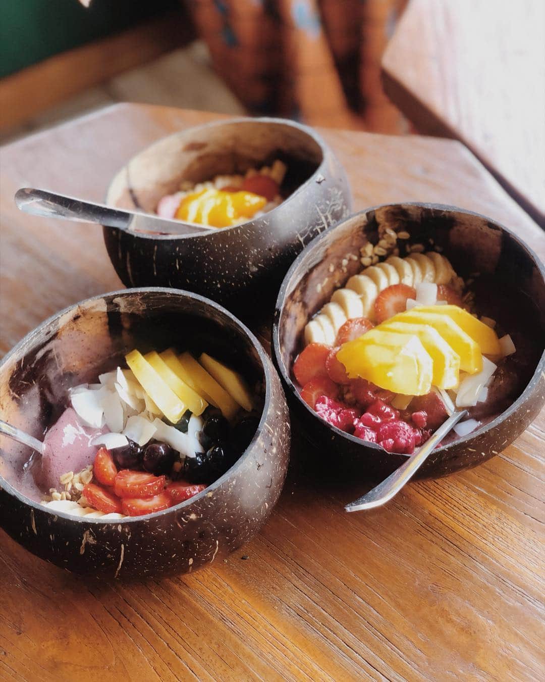 椿彩加さんのインスタグラム写真 - (椿彩加Instagram)「. açaí bowl🥥 . 上に乗ってる白いのが苦手です。 まず何かがわからない。 ココナッツ？ . #açaíbowl #acai #breakfast #healthy #food #nalubowls #bali #Indonesia #アサイーボウル #アサイー #ヘルシー #フード #痩せた気分にさせる食べ物」5月5日 9時26分 - ayaka_tsubaki23
