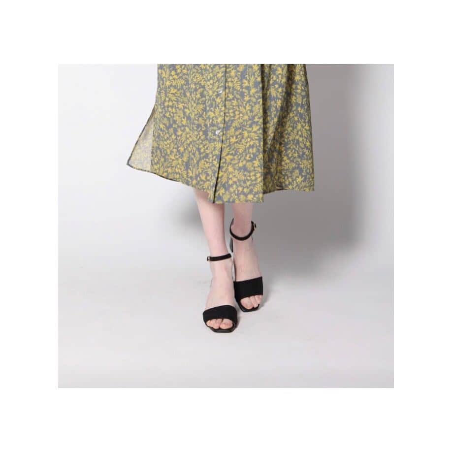 LAUTREAMONTさんのインスタグラム写真 - (LAUTREAMONTInstagram)「. シンプルなストラップタイプのサンダル。. 6cmの太ヒールと歩きやすい高さ、美脚効果もありながら安定感があります。中敷きにはクッションを入れており,履き心地抜群！. . sandal ¥19,440 . #fashion #lautreamont #sandal  #summer #black #camel #6cmheels」5月5日 9時38分 - lautreamont_insta
