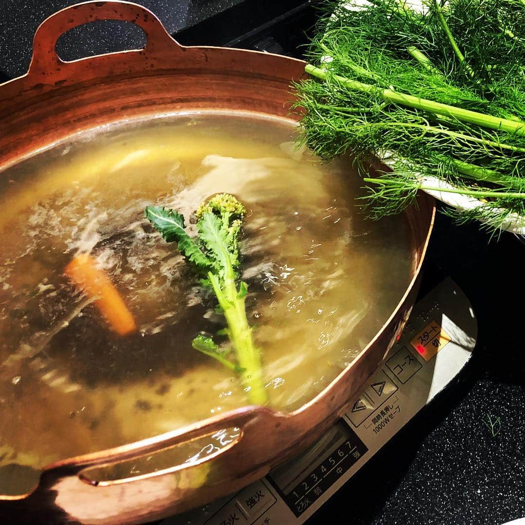 飯沼誠司さんのインスタグラム写真 - (飯沼誠司Instagram)「Shabu-shabu vegetables GWの後半は野菜しゃぶしゃぶ。 よく動き、身体に良いもの食べて幸せ。 #vegetables  #shabushabu  #organic  #healthyfood」5月5日 9時32分 - seiji_iinuma