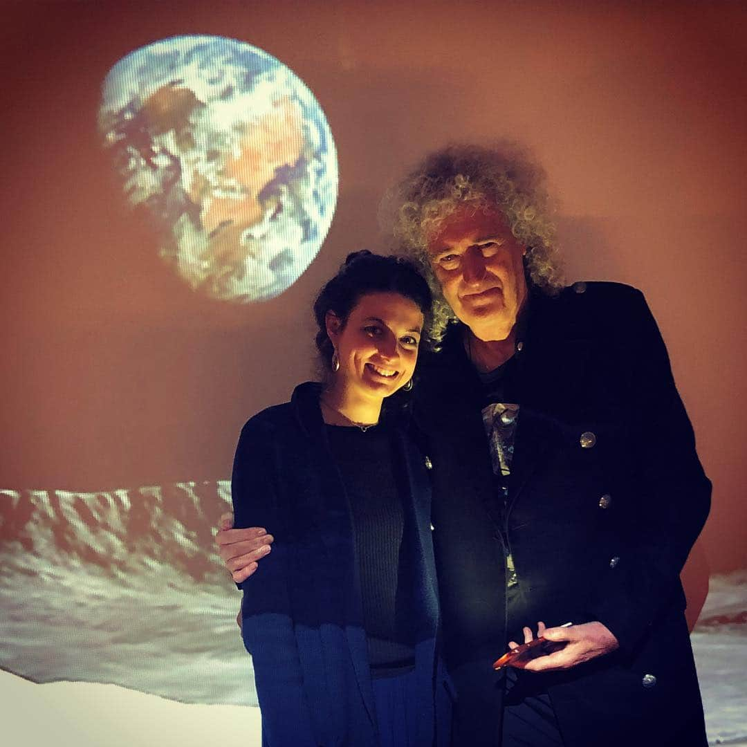 ブライアン・メイさんのインスタグラム写真 - (ブライアン・メイInstagram)「Just imagine ! Some day in the future, a honeymoon snap might look like this ! Thanks Isabela Herig for guiding me and my grandson on this wonderful trip. #acuteart - Bri」5月5日 9時39分 - brianmayforreal