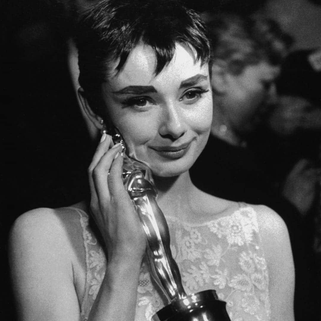 アカデミー賞さんのインスタグラム写真 - (アカデミー賞Instagram)「Audrey Hepburn with her Oscar for "Roman Holiday" at the New York awards presentation in 1954.」5月5日 9時36分 - theacademy