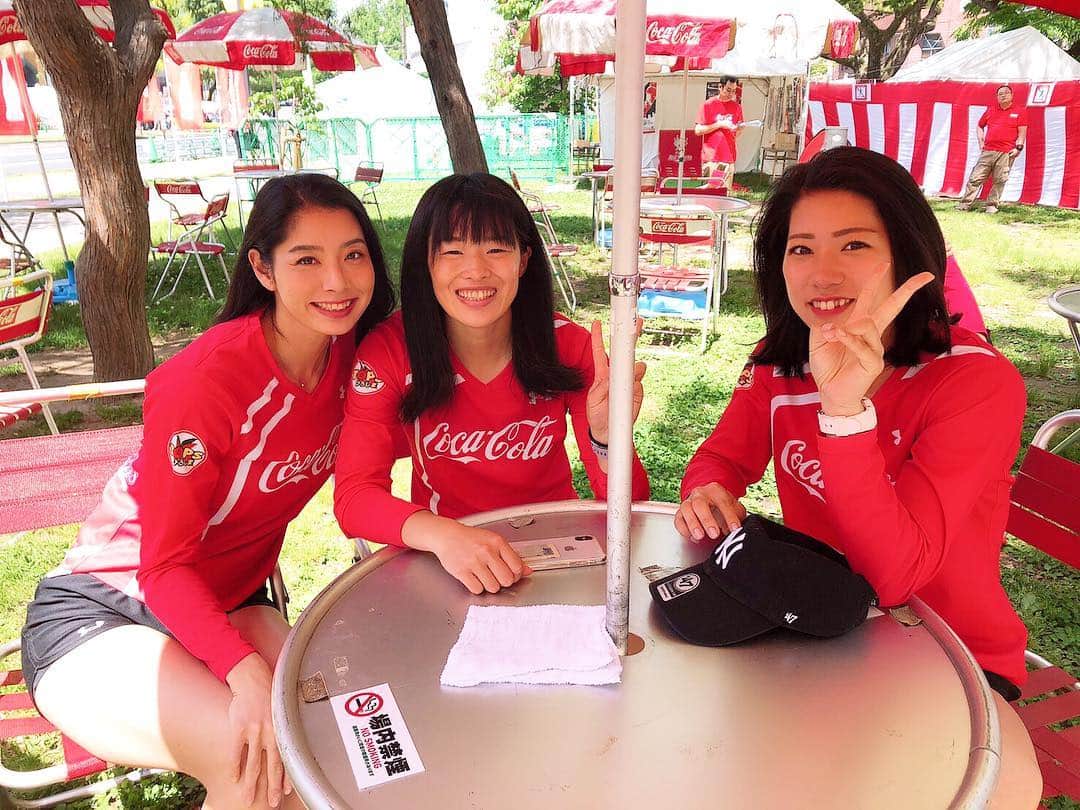 湯田葉月さんのインスタグラム写真 - (湯田葉月Instagram)「2019 Hiroshima Flower festival 💐昨日は沢山の方がブースに遊びに来てくれました💛今日が最終日！！昨日とはまた違うレッドスパークスメンバーがみなさんのことをお待ちしてます😚🌈暑いので水分補給はしっかりしてイベントに参加してくださいね😎🔥🔥 #redsparks #hockey #cocacola #ccrs #hiroshimaflowerfestival #2019 #hiroshima #goodday #coke」5月5日 9時41分 - yudahazuki