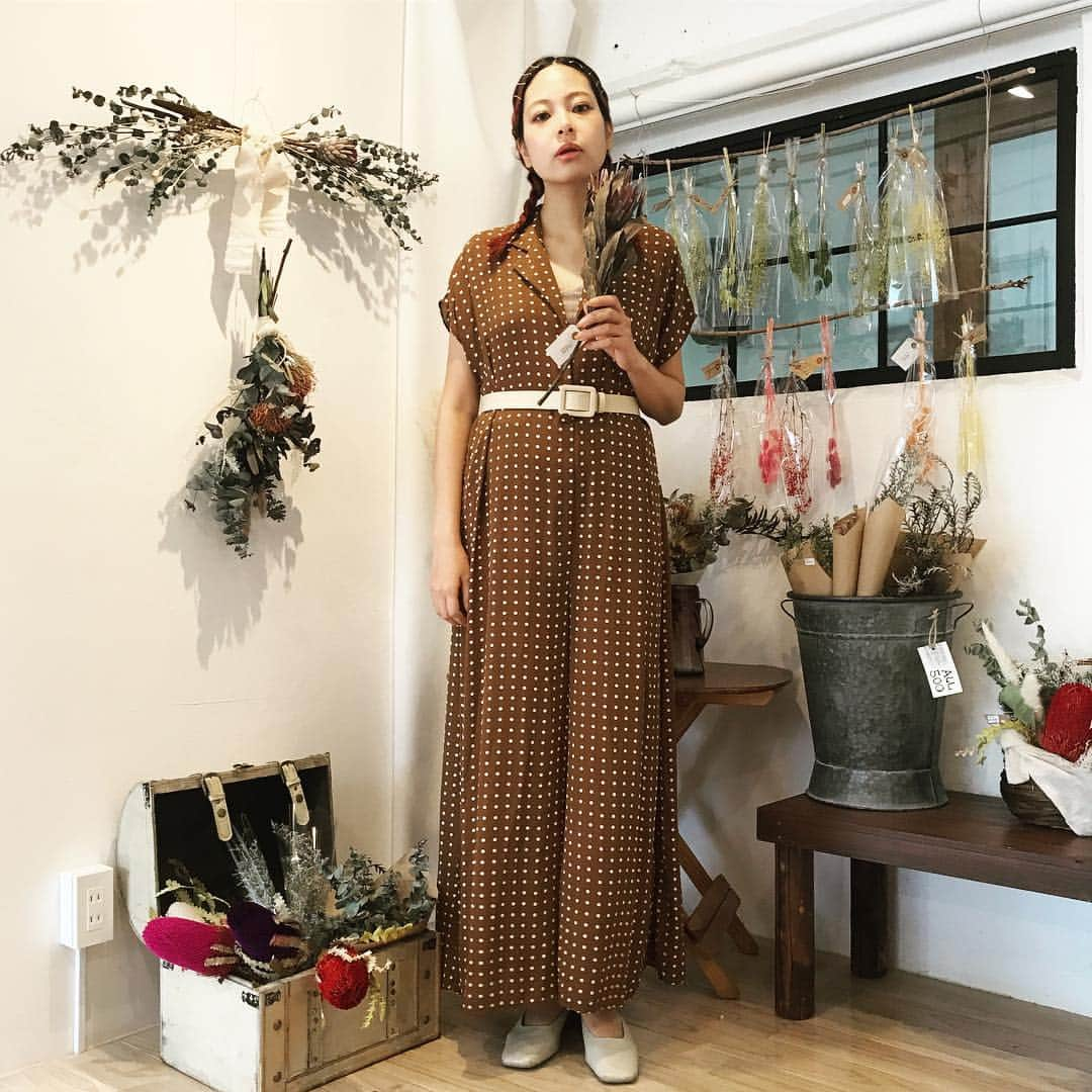 知念美加子さんのインスタグラム写真 - (知念美加子Instagram)「Coordinate 😋 ・ ・ イベント2日目♫ ブラウンのドット柄オールインワン🧸 付属のベルトは少々上の位置へ笑 ・ ダーリンさんに可愛い？って聞いたら、戦時中のせつこみたいで可愛いって言われた🥳 ・ ・ All in one @zara  Shoes @fray_id  #coordinate #ootd #fashion #stylist #マタニティコーデ？ #ちねんすたいる #オシャレは自由」5月5日 9時43分 - chinenmikako