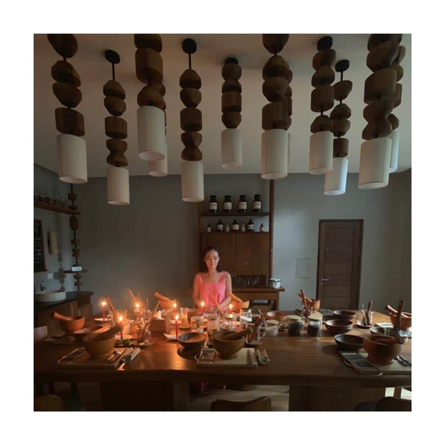 HiRAO INCのインスタグラム：「. Alchemy Bar Work Shop  私たちが日々食べるものや、使用するプロダクトには、老化を早める毒素が含まれているものもあります。注意深く選んでも、貯蓄されてしまう毒素を抜く事がDetoxの目的。  ここではオーガニックの素材を使用した、身体の毒素を抜く為のクレイや炭を使用したフィイスマスク、コーヒー、ターメリックを使用したボディスクラブ、そして 結果お味噌の具にしか見えない 生姜、レモングラス、ライム、塩を使用したクメール ライム バスソルトを作りました😂  どれもフレッシュで、効果的。  停電だったから、キャンドルの灯りで作ったのも、よい経験。」