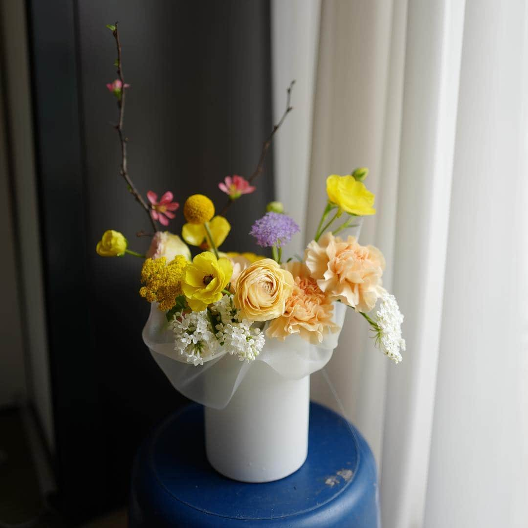 JF flower Shopさんのインスタグラム写真 - (JF flower ShopInstagram)「어버이날 카네이션 상품 총정리 입니다 ✨ 5월 5일 일요일 11시 ~ 8시 까지 오픈입니다  Jf flower shop. . . . .#2019jfflowershop #jfflowershop #flower #florist #floral #flowerlesson #koreanflorist #flowerstagram  #koreanflower  #웨딩부케 #플로리스트 #플로리스트수업 #핸드타이드  #범계플라워레슨 #꽃꽂이 #플라워레슨 #꽃꽂이수업 #안양꽃집 #범계꽃집 #평촌꽃집 #과천꽃집 #인덕원꽃집 #동편마을꽃집 #포일동꽃집 #내손동꽃집 #의왕꽃집 #花#花艺」5月5日 9時44分 - jfflowershop