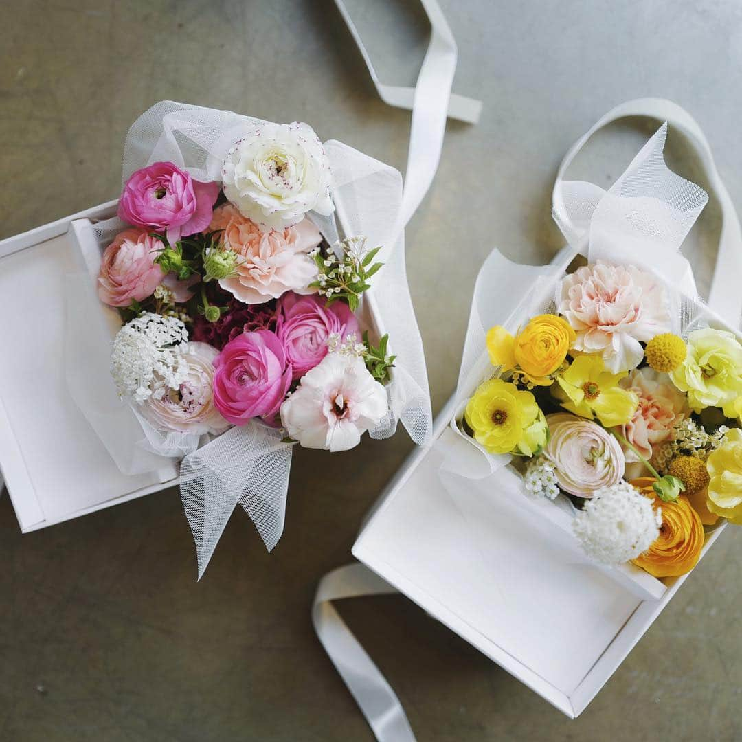 JF flower Shopさんのインスタグラム写真 - (JF flower ShopInstagram)「어버이날 카네이션 상품 총정리 입니다 ✨ 5월 5일 일요일 11시 ~ 8시 까지 오픈입니다  Jf flower shop. . . . .#2019jfflowershop #jfflowershop #flower #florist #floral #flowerlesson #koreanflorist #flowerstagram  #koreanflower  #웨딩부케 #플로리스트 #플로리스트수업 #핸드타이드  #범계플라워레슨 #꽃꽂이 #플라워레슨 #꽃꽂이수업 #안양꽃집 #범계꽃집 #평촌꽃집 #과천꽃집 #인덕원꽃집 #동편마을꽃집 #포일동꽃집 #내손동꽃집 #의왕꽃집 #花#花艺」5月5日 9時44分 - jfflowershop