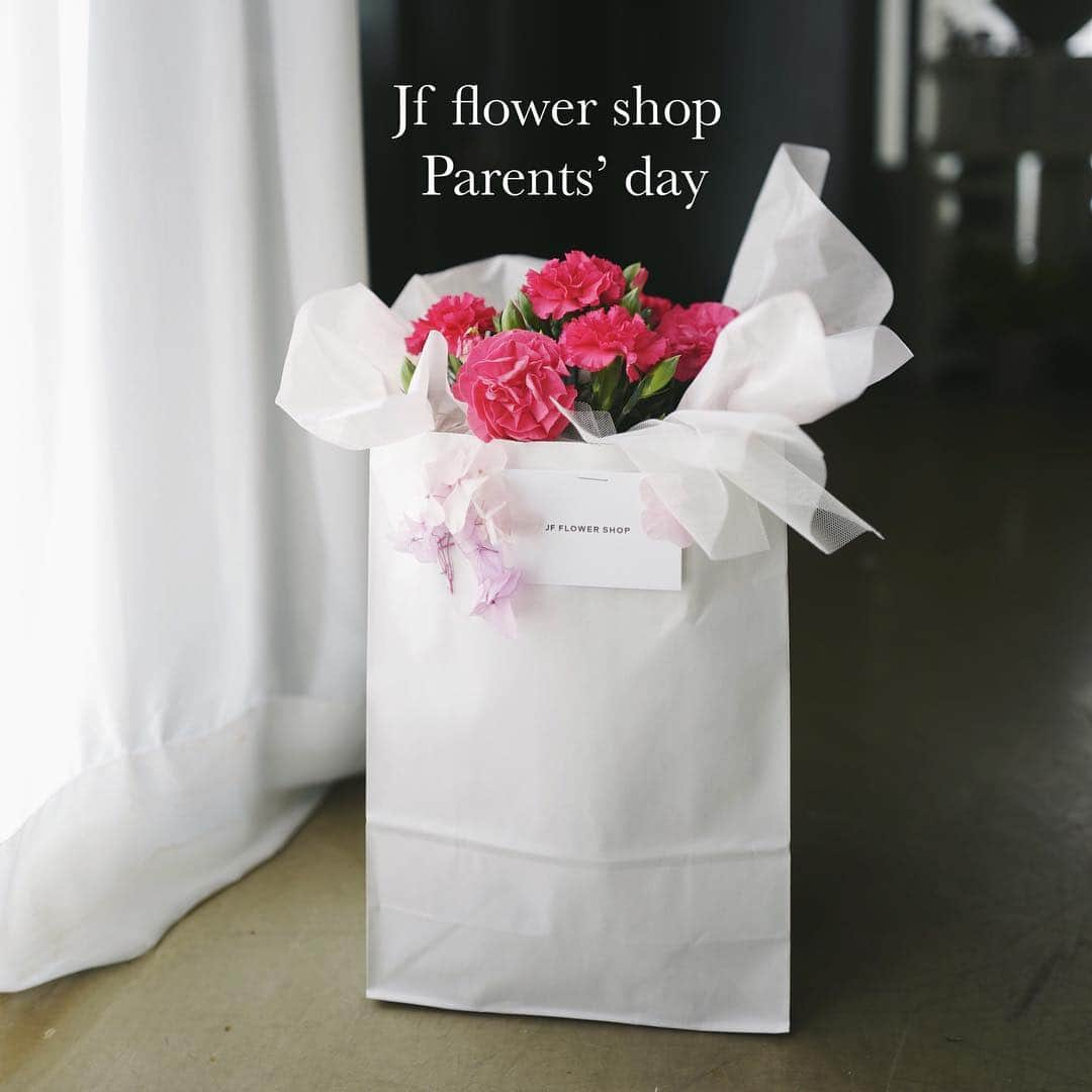 JF flower Shopさんのインスタグラム写真 - (JF flower ShopInstagram)「어버이날 카네이션 상품 총정리 입니다 ✨ 5월 5일 일요일 11시 ~ 8시 까지 오픈입니다  Jf flower shop. . . . .#2019jfflowershop #jfflowershop #flower #florist #floral #flowerlesson #koreanflorist #flowerstagram  #koreanflower  #웨딩부케 #플로리스트 #플로리스트수업 #핸드타이드  #범계플라워레슨 #꽃꽂이 #플라워레슨 #꽃꽂이수업 #안양꽃집 #범계꽃집 #평촌꽃집 #과천꽃집 #인덕원꽃집 #동편마을꽃집 #포일동꽃집 #내손동꽃집 #의왕꽃집 #花#花艺」5月5日 9時44分 - jfflowershop