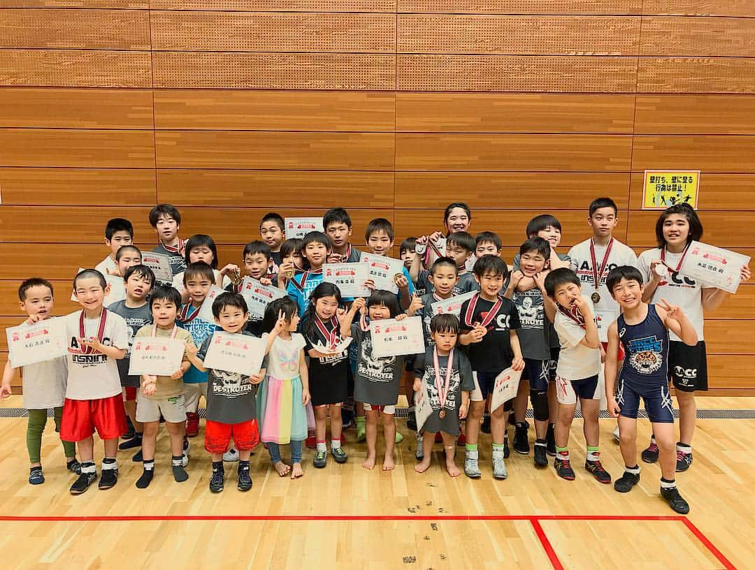 阿部裕幸さんのインスタグラム写真 - (阿部裕幸Instagram)「港区レスリング大会 AACCキンダー・キッズ・Jr 32名出場 入賞16名 金5 銀5 銅6  みんな頑張りました！ 一人一人テーマを持った練習をしていこう！ 慌てず少しずつ少しずつ、前へ向かって歩いていこう！  大会関係者の皆さま、お世話になりました。  Minato-Ku wrestling competition, AACC got 5 gold 5 silver 6 bronze.  Thank you for everyone! Keep going your wrestling life😊  #aacc #aacckidswrestling #aacckids #aaccjr #aaccキッズ #aaccキッズレスリング #レスリングやるならaacc #習い事ならaacc #格闘技やるならaacc #選手募集中 #生徒募集中 #仲間募集中 #aacc東中野 #aacc東中野キッズ #オリンピックレスリングの動きを取り入れた運動体操教室 #ココロとカラダを強くすること #aacc大森 #aacc行徳 #aacc中野 #大森キッズレスリング #中野キッズレスリング #東中野キッズレスリング #運動教室 #継続は力 #港区レスリング大会」5月5日 9時45分 - abeani111