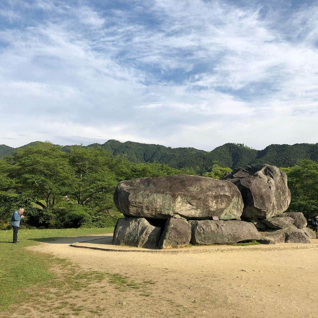 藤沢久美さんのインスタグラム写真 - (藤沢久美Instagram)「#明日香村 #石舞台古墳 #子供の頃は登れたけど今は立派な観光地 #IshibutaiTomb #Ancient tomb #narajapan」5月5日 9時48分 - kumifujisawa