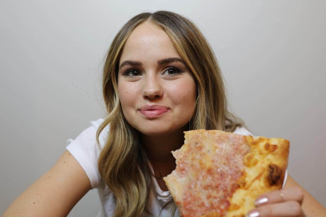 デビー・ライアンのインスタグラム：「Kimmy got a camera and I got a pizza」