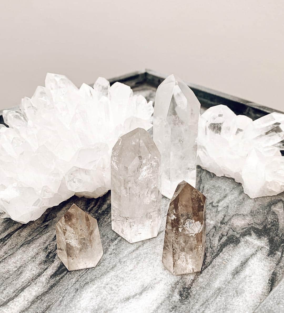 三浦大地さんのインスタグラム写真 - (三浦大地Instagram)「新しいクリスタルとシトリン。  俺は部屋に植物はあまり置かないんだが、鉱物や流木は置く。  #crystal #stone」5月5日 9時53分 - daichi_1127