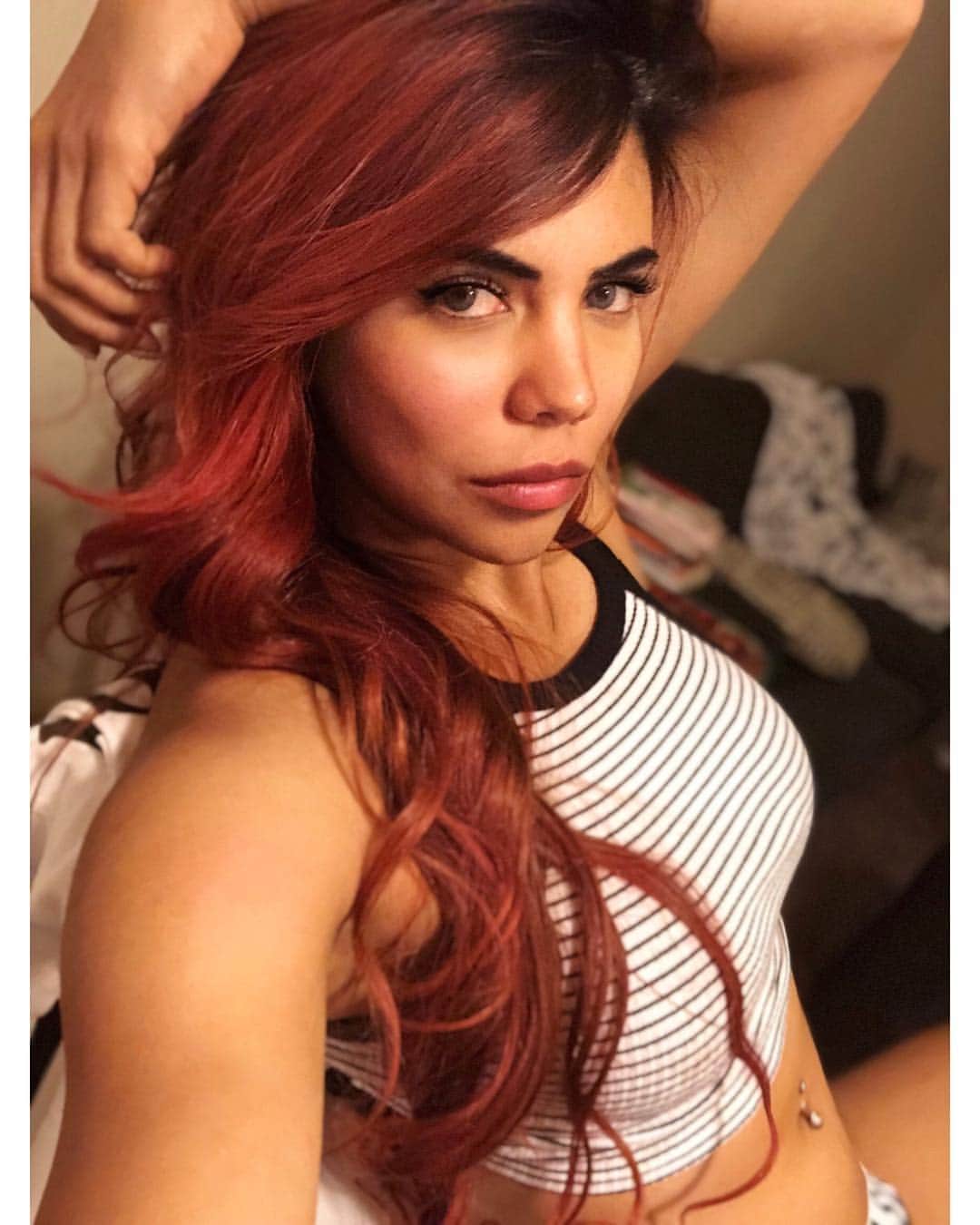 サミラ・ニコレットのインスタグラム：「I’m all honeysuckle and dynamite」