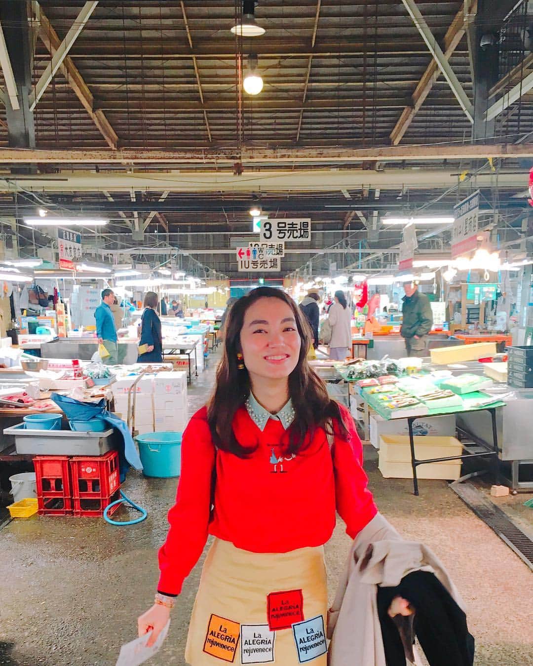 加藤ジーナさんのインスタグラム写真 - (加藤ジーナInstagram)「海鮮丼が、好きです。 マグロとか食べられません。 イカエビタコホタテ愛してます🐙🦐🦑 マイ海鮮丼つくれて幸せだったんだなあ塩釜😊💕 #塩釜 #仙台 #宮城 #塩釜仲卸市場 #海鮮丼 #市場 #魚介 #たべすたぐらむ #旅行好きな人と繋がりたい #国内旅行」5月5日 10時01分 - katogina_718
