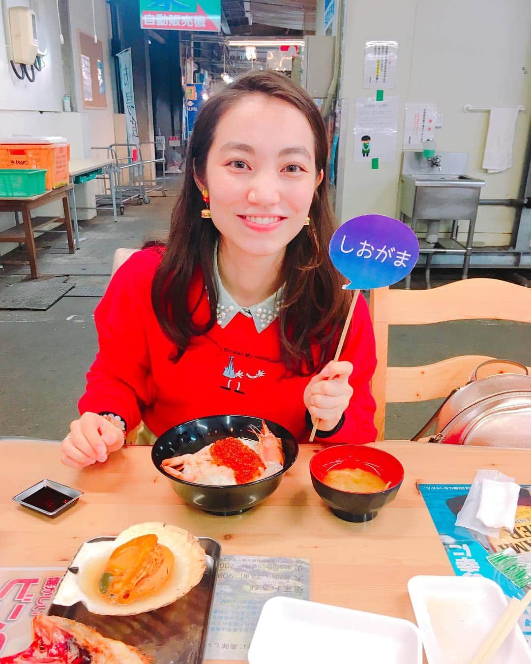 加藤ジーナさんのインスタグラム写真 - (加藤ジーナInstagram)「海鮮丼が、好きです。 マグロとか食べられません。 イカエビタコホタテ愛してます🐙🦐🦑 マイ海鮮丼つくれて幸せだったんだなあ塩釜😊💕 #塩釜 #仙台 #宮城 #塩釜仲卸市場 #海鮮丼 #市場 #魚介 #たべすたぐらむ #旅行好きな人と繋がりたい #国内旅行」5月5日 10時01分 - katogina_718