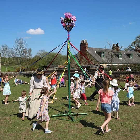 のインスタグラム：「Join our May Day celebrations tomorrow (Sunday, 5th) and Bank Holiday Monday (6th)! Enjoy Maypole and rapper dancing, mask-making and music...and who will be crowned May King and Queen? #May #bankholiday #maypole #dancing #traditional #daysout」