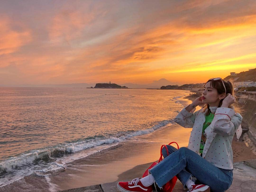 瀬戸あゆみさんのインスタグラム写真 - (瀬戸あゆみInstagram)「I wish time could stop for us.﻿ ﻿ 逗子海岸に夕陽を見に行った。🚙﻿ 富士山も一緒に見れて得した気分。🗻🌅 ﻿ ﻿ 本日12時から18時、 #aymmyfactorystore お待ちしています😊」5月5日 1時15分 - setoayumi