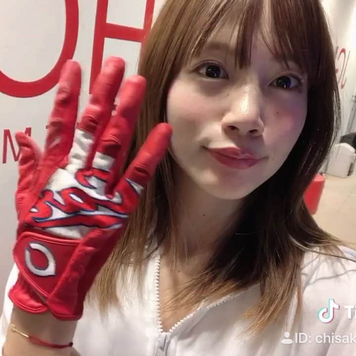 のインスタグラム：「👋 お気に入りのカープの限定ゴルフグローブが❗️もうボロボロになってしまった😭❗️ 使わず終わる方が悲しいけど、絶対もう手に入れられないものだから少しでも長く使いたいなぁ…💫 そうなのです、今日は仕事終わりにゴルフレッスン行ってきました⛳️ ・ お馴染み、JGMゴルフクラブ自由が丘サロンにて、城所先生 @masa.kidokoro に教わっています👨‍🏫 1年のコースの中で今は悪いクセをつけずしっかり基礎を固める時期✨ にもかかわらずちょこちょこコースに行っては変な癖をつけて帰ってくる私にも根気よく付き合って下さる優しい先生です🙇‍♀️ ・ 以下備忘録🐣 パターの親指の位置、チョップ、左手ひっぱる、腕の三角形の移動❣️ ・ 来週の広島ゴルフ前に広島で打ちっ放しに行きたいんだけどどこが良いのだろう…🐣 ・ #ゴルフ#ゴルフレッスン#初心者ゴルファー#ゴルフ女子#JGMオンコレ#モテスイング#パター練習#ゴルフスイング#ゴルフ初心者#アプローチ#アプローチ練習#アプローチ動画#アプローチショット#9番アイアン#パター#ユーティリティ#golfisfun#golflessons#golf#golfswing#ゴルフ練習#golfgirl#カープコラボ#カープゴルフグローブ」