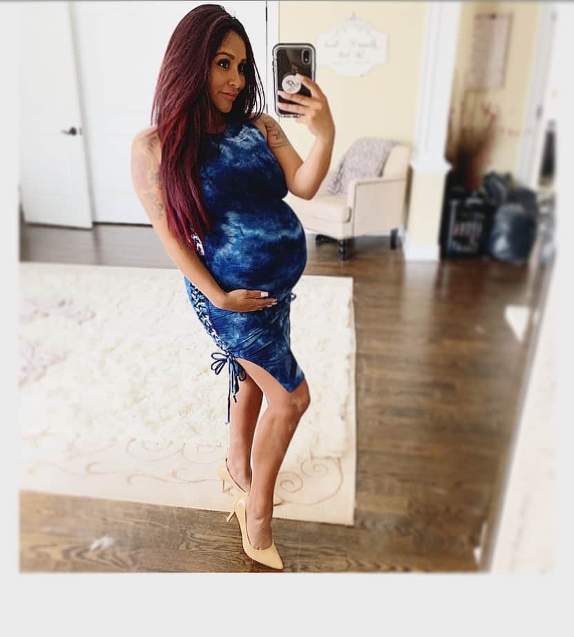 ニコール・ ポリッツィのインスタグラム：「Sprinkle day for baby Angelo thrown by my family! 💙 #nugget3 ( dress: @thesnookishop - Tie Dye Lace Up, not maternity - thanks for the help guys! )」