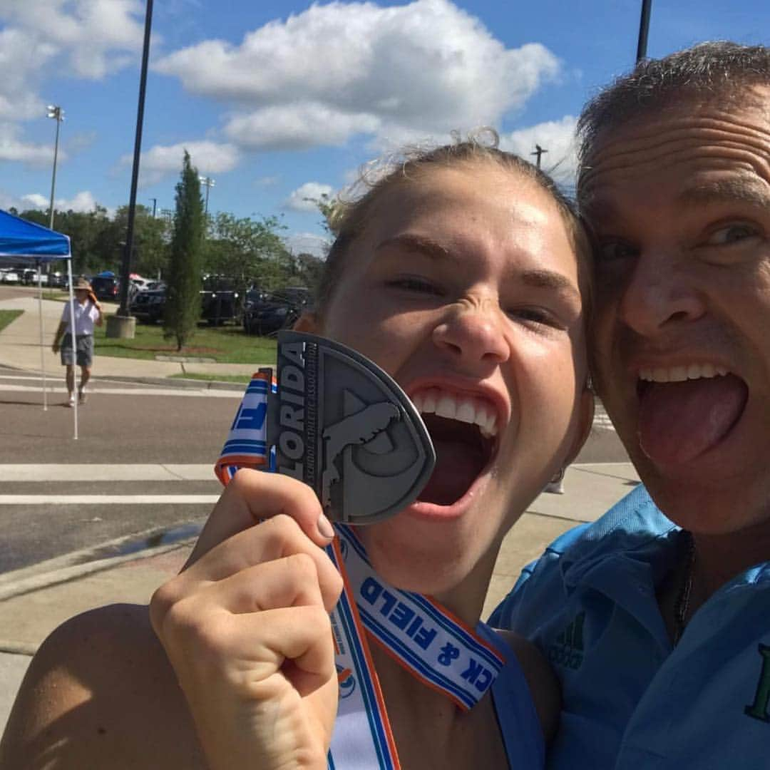 Despierta Americaさんのインスタグラム写真 - (Despierta AmericaInstagram)「¡Papá orgulloso! @alantacher compartió estas fotos junto a su hija, Nicole Tacher. 🏅🏃🏼‍♀️ ¡Felicidades!  #Repost @alantacher ・・・ Despues de los grandes momentos, quedan inolvidable recuerdos!! ...Que si valiooooo la Pena el viajecito hasta Jacksonville.. Felicidades hijita @nicoletacherr estoy muy orgulloso de ti ... esta medalla 🏅 es producto de tu esfuerzo y dedicación !! Eres increíble .. #statechampionships #prouddaddy」5月5日 1時30分 - despiertamerica