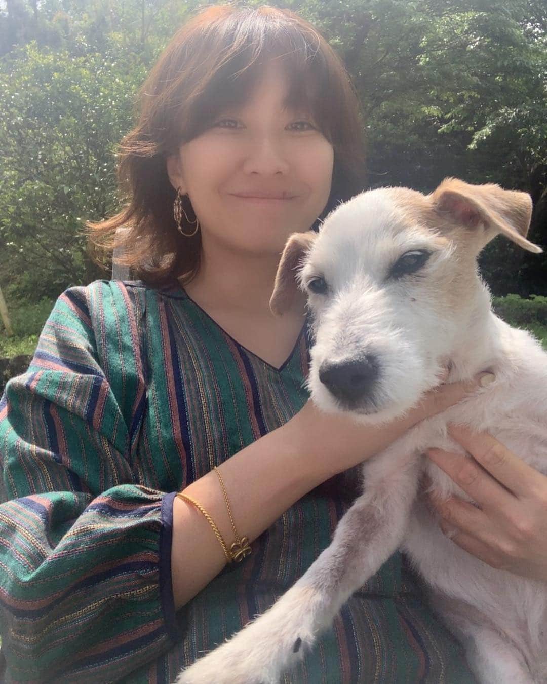風間ゆみえのインスタグラム：「今年のゴールデンウィークは自宅にてのんびり、マイロと庭木やハーブの手入れを楽しんでいますが、今日はお昼にお客さま♪  #yumie_k_style #mairotkhm」