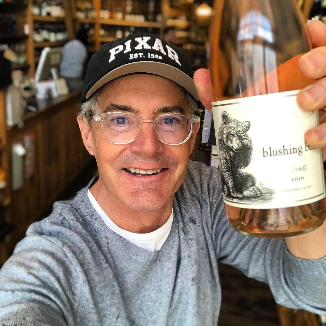 カイル・マクラクランさんのインスタグラム写真 - (カイル・マクラクランInstagram)「It’s Spring today! I don’t care what the weatherman says 😆 I’m pouring my #pursuedbybearwine today @flatironwines 3:00-5:00. Stop on by!」5月5日 1時36分 - kyle_maclachlan