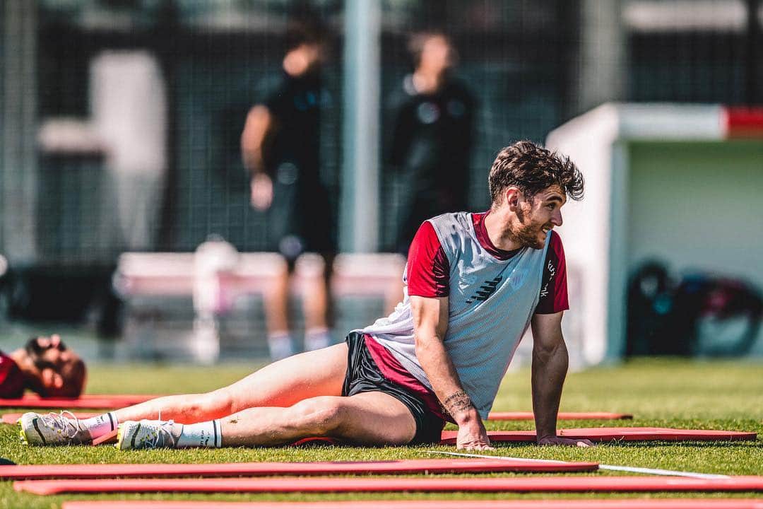イバイ・ゴメスのインスタグラム：「La sonrisa de la felicidad 😀 Vuelta a la convocatoria. Viaje a Valladolid para mañana seguir luchando juntos por este precioso objetivo 💪🏼 Aupa @athleticclub ! 🦁 🔴⚪️ #goruntzbegira 🧗‍♂️」