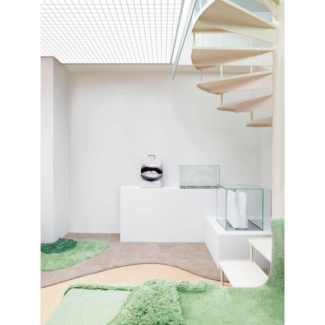 Acne Studiosさんのインスタグラム写真 - (Acne StudiosInstagram)「The newly re-opened #AcneStudios Shibuya project store in detail: the striking colour palette contrasts with the white spiral staircase. ⁣ ⁣ Visit the new store concept at 東京都渋谷区神南1-10-8.」5月5日 1時48分 - acnestudios