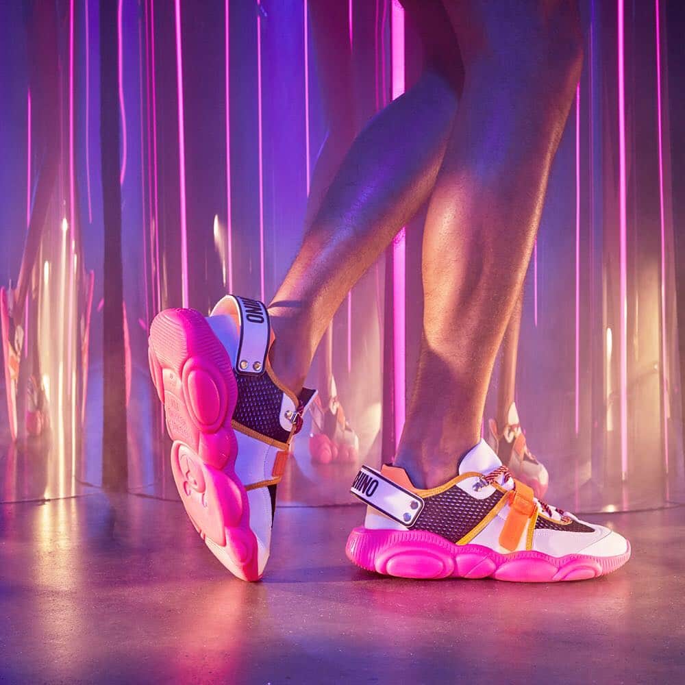 Moschinoさんのインスタグラム写真 - (MoschinoInstagram)「Discover the limited edition of the new Teddy Shoes. Available on Moschino.com and at Moschino’s main boutiques #moschinoteddyshoes #moschinoshoes #moschino @itsjeremyscott photo @marcus_mam」5月5日 1時52分 - moschino