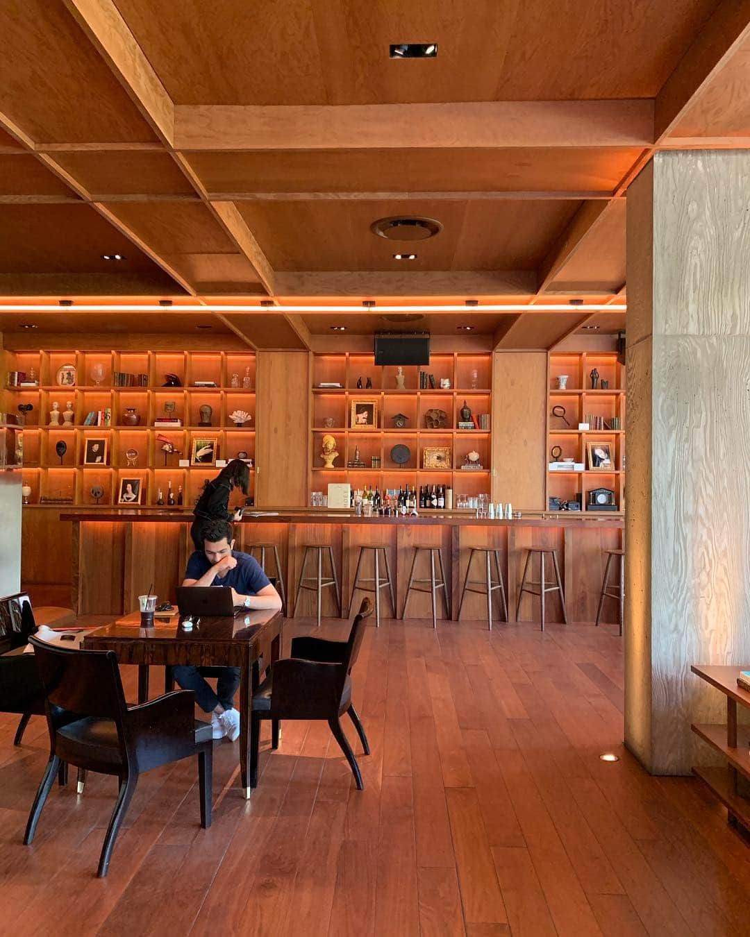 川上俊のインスタグラム：「Public hotel NYC, an Ian Schrager hotel // 2F Lounge & GF Cafe space (Public Space) // designed by Herzog & de Meuron #designhotel #designresearch @publichotels  ホテルラウンジやカフェスペース。みなラップトップを開いて、仕事なのか勉強なのか、何かをしている。パブリックというホテル名だけあって、この寛容性が人を集め新しい世代のための文化を作っているように感じる。  #shunkawakami」