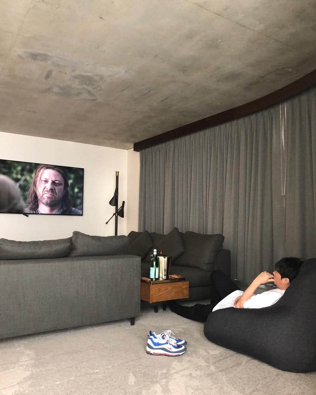 TABLO さんのインスタグラム写真 - (TABLO Instagram)「Last morning in N. America. Believe it or not, I am just now starting to watch Game of Thrones season 1. NO SPOILERS PLEASE!!! This hotel has a beanbag, I love it. #gameofthrones #theDOUGLASVancouver #😂」5月5日 2時04分 - blobyblo