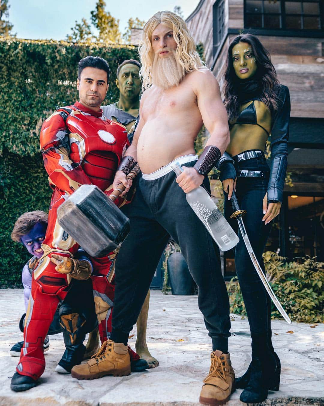 ローガン・ポールさんのインスタグラム写真 - (ローガン・ポールInstagram)「SPOILER ALERT 🚨 Thanos turns into a dwarf, Ironman becomes a metrosexual flight attendant, The Hulk loses 400 lbs & checks into rehab, Thor is now an overweight, controversial YouTuber, and Gamora is actually Shrek’s slutty sister 🤭 #SorryNotSorry」5月5日 2時03分 - loganpaul