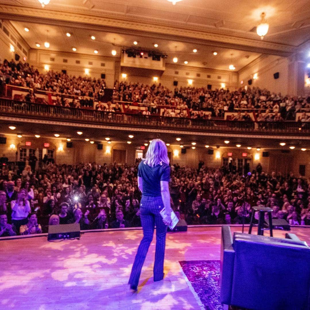 チェルシー・ハンドラーさんのインスタグラム写真 - (チェルシー・ハンドラーInstagram)「Thank you NEW YORK! 🍊 And Natasha Lyonne for two shows. #lifewillbethedeathofme @nlyonne 📸 @chandersonphoto」5月5日 1時58分 - chelseahandler