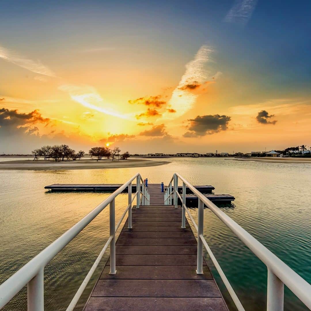 リッツ・カールトンさんのインスタグラム写真 - (リッツ・カールトンInstagram)「Follow pathways leading to golden skies for a magical escape at The Ritz-Carlton #RasAlKhaimah, Al Hamra Beach. #UAE #UnitedArabEmirates #beach #coast #sunrise #magical #escape #pier #oasis #horizon #getaway #vacation #serenity #travel #travelgram #Instatravel #traveldiaries」5月5日 2時01分 - ritzcarlton