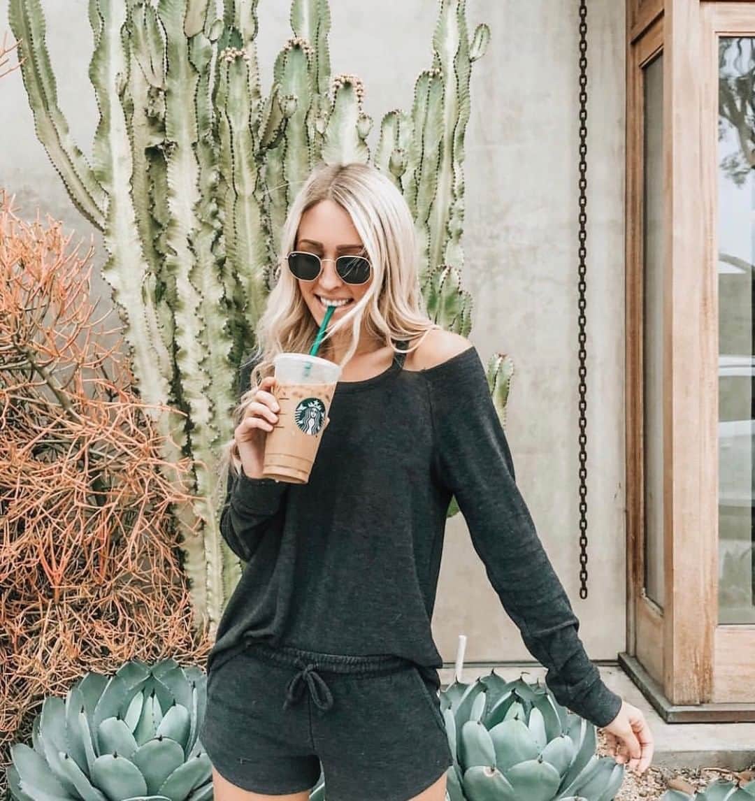 チェイサーのインスタグラム：「Iced coffee and the coziest set to start off our Saturday 🙌🏼 via @chelsiee.paige #chaserbrand」