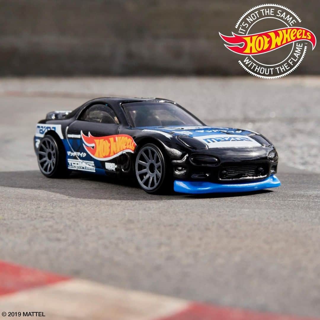 Hot Wheelsさんのインスタグラム写真 - (Hot WheelsInstagram)「The '95 Mazda RX-7 is ready to drift into the weekend. Is this die-cast from the HW SPEED GRAPHICS™ a must-have for your collection? #HotWheels #Mazda #RX7 . . . #HotWheelsCollectors #diecast #diecastcollectors」5月5日 2時02分 - hotwheelsofficial